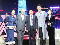 新望董事長羅永輝與著名歌星劉尊老師、汪正正老師、郭津彤老師、主持人雅琪在北京電視臺錄制節目現場親切合影